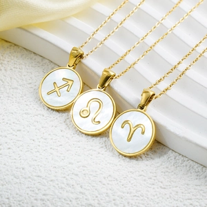 Collana zodiacale in acciaio inossidabile placcato oro 18K con ciondoli in madreperla