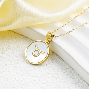 Collana Toro placcata oro 18 carati con ciondolo in madreperla bianca per donna