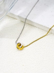 Macro shot of interlocking dual-tone circles on a gold and silver plated box chain