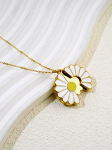 Detail der 18k vergoldeten Gänseblümchen-Medaillon-Kette mit Scharnier und Emaille