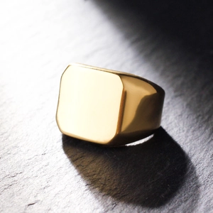 Anello con sigillo quadrato in oro da uomo con finitura a specchio su roccia scura