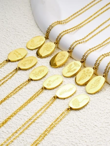 Vue macro de pendentifs floraux plaqués or 18k avec gravures de fleurs détaillées