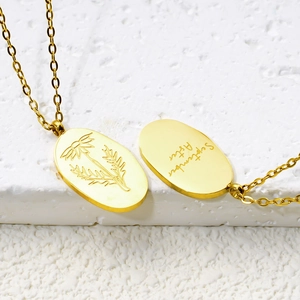 Collier en titane plaqué or 18k avec pendentif ovale fleur d'aster de septembre gravé