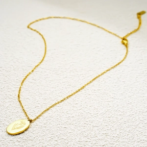 Collier en acier inoxydable plaqué or avec pendentif ovale gravé de fleurs