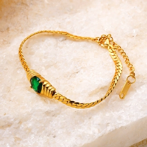 Élégant bracelet plaqué or avec pierre ovale verte et fermoir mousqueton en cœur