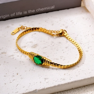 Bracelet chaîne serpent plate dorée avec un cristal ovale vert émeraude au centre