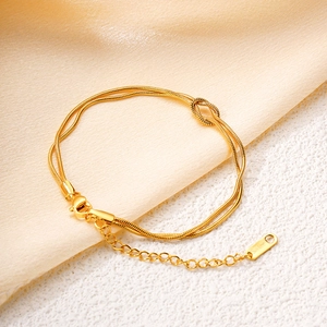 Bracelet double chaîne serpent minimaliste avec motif de nœud en acier doré poli