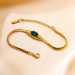 Bracelet élégant en or avec pierre précieuse verte ovale sur soie champagne