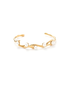 Macro shot of 18k gold plated stainless steel wave bangle with five white pearls