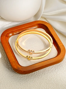 Détails des bracelets en forme de cœur dorés et or rose sertis de diamants pavés