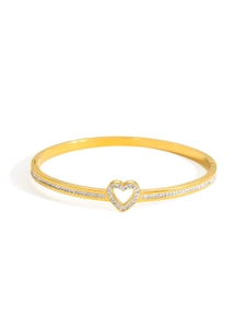Gros plan du bracelet cœur doré avec pavé de cristaux blancs et acier inoxydable poli