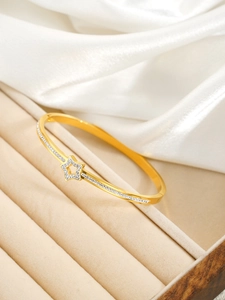 Vue détaillée d'un bracelet étoile plaqué or 18 carats avec cristaux micro-pavés sur velours