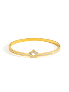 Vue détaillée du bracelet jonc doré avec étoile évidée sertie de zircons brillants