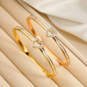 Bracelets cœur élégants plaqués or 18 carats avec pavé de diamants sur écrin velours