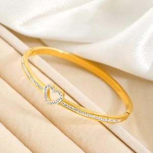 Bracelet jonc cœur en acier inoxydable doré 18k avec pavé de diamants scintillants