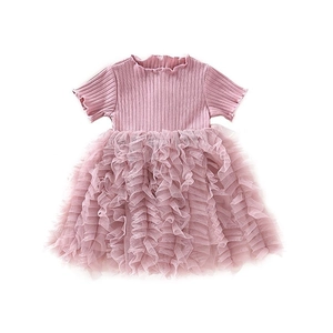 Abito da principessa rosa per bambine in maglia e tulle con volant su sfondo bianco