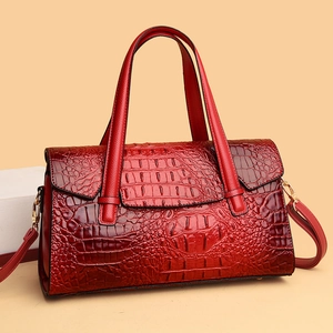 Sac à main bordeaux à motif crocodile avec garniture dorée et bandoulière amovible
