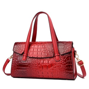 Sac à main rouge à relief crocodile avec détails dorés et bandoulière amovible