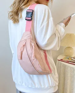 Roze nylon borsttas gedragen door een model van 165cm in een warme huiselijke binnenomgeving