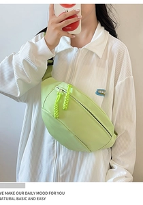 Détail du sac de poitrine vert citron doté d'une tirette de fermeture éclair tressée