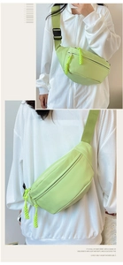 Détail du sac de poitrine en nylon vert menthe avec fermetures en corde et sangle réglable