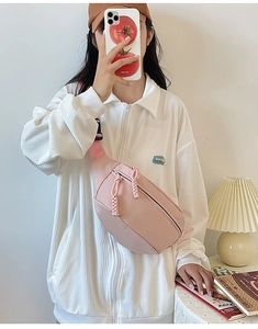 Détails d'un sac bandoulière en nylon rose avec fermetures à nœuds tressés