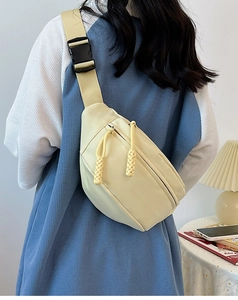 Sac de poitrine en nylon crème avec large bandoulière tissée et tirette tressée sur modèle