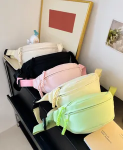 Minimalistische nylon borsttassen in vijf kleuren waaronder crème, zwart en pasteltinten
