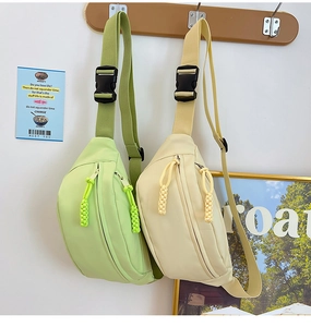 Détail des sacs de poitrine en nylon vert clair et beige avec sangle réglable et boucle