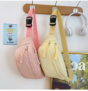Détail de sacs de poitrine en nylon pastel avec fermetures éclair et boucles réglables
