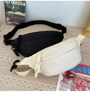 Détail des sangles réglables et boucles sur les sacs de poitrine en nylon noir et beige