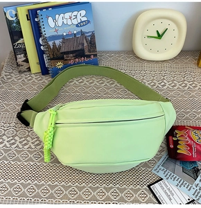 Détail du sac de poitrine en nylon vert lime avec bandoulière tissée réglable et boucle en plastique