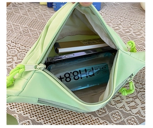 Vue intérieure du sac en nylon vert clair montrant sa grande capacité de stockage