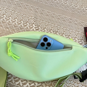 Sac bandoulière minimaliste vert néon avec sangle robuste et intérieur spacieux