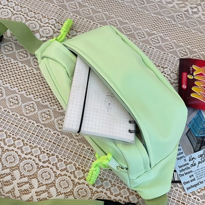 Sac de poitrine minimaliste vert clair pour femme avec détail de fermeture éclair vert néon