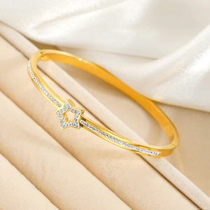 Bracelet étoile en acier inoxydable plaqué or 18k avec zircons étincelants