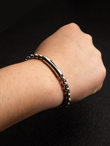 Dettaglio del bracciale a catena box da uomo con fibbia a pressione sul polso