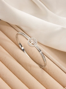 Détail du bracelet arbre de vie argenté avec zircons brillants sur plateau beige