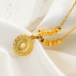 Collier avec pendentif soleil carré irrégulier en acier doré 18 carats avec perle et perles