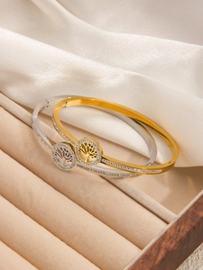 Détail des bracelets Arbre de Vie en or 18k et argent avec incrustation de cristaux