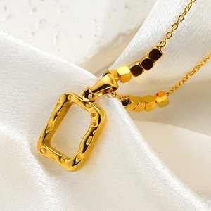 Collier avec pendentif soleil carré irrégulier en acier inoxydable plaqué or 18 carats