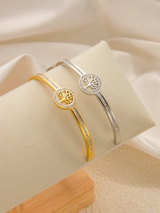 Détail des bracelets Arbre de Vie en or 18 carats et argent sertis de diamants brillants
