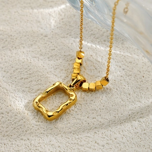 Collier en acier inoxydable doré avec pendentif rectangulaire à texture irrégulière