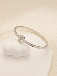 Vue détaillée du bracelet Arbre de Vie argenté avec zircons sur un support nuage
