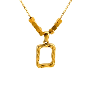 Collier en acier titane doré avec pendentif carré irrégulier à texture martelée