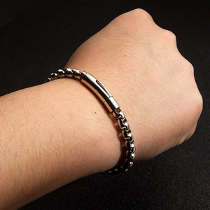 Bracciale da uomo in acciaio al titanio lucido con catena a scatola e chiusura sicura