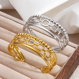 Detail von Vintage-Manschettenarmbändern in Gold und Silber auf Schmuckkästchen