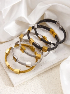 Pulseras de cable ajustables en tres tonos oro plata y negro con bloques metálicos