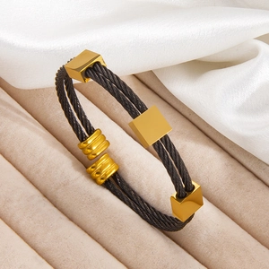 Brazalete ajustable de cable de acero negro con detalles en oro de 18k para hombres