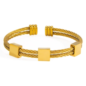 Brazalete de cable bicolor en acero inoxidable chapado en oro 18k con detalles cuadrados